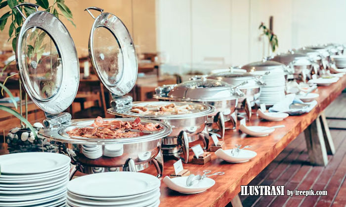 makan di restoran buffet